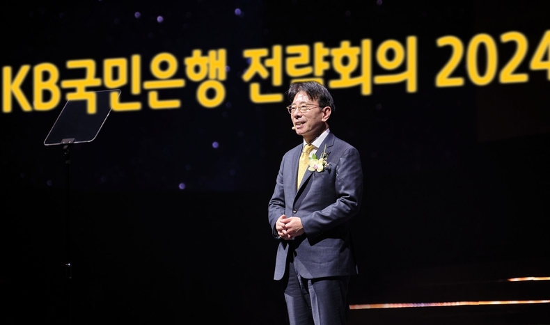 (보도사진) KB국민은행. ‘2024년 전략회의’ 개최 ⓒ타임즈<br>
(사진설명) 13일 일산 킨텍스 제1전시장에서 진행된 'KB국민은행 전략회의 2024'에서 이재근 KB국민은행장이 2024년 경영전략을 발표하고 있다.