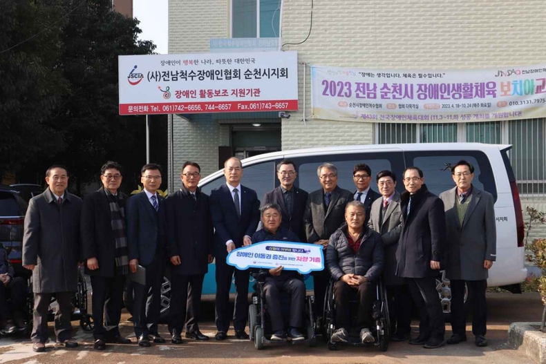 사진 1. 신협사회공헌재단이 지난 12일, 전남척수장애인협회 순천시지회에 어부바 차량을 기증하고 관계자들과 단체 사진을 찍고 있다. ⓒ타임즈