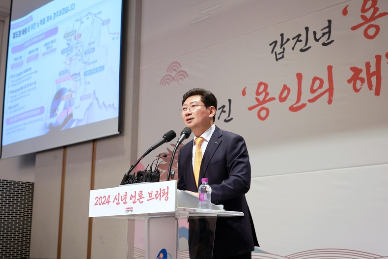 이상일 용인특례시장이 지난 10일 신년 언론브리핑을 열고, 시의 반도체 산업 육성을 위한 교통 인프라 확충 계획을 설명하고 있다. ⓒ타임즈