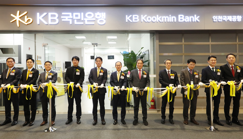 <strong>16일 인천 중구에 위치한 KB국민은행 인천국제공항(T2)점에서 진행된 KB국민은행 인천국제공항지점 개점식에서 이학재 인천국제공항공사 사장(좌측 7번째)과 양종희 KB금융그룹 회장(좌측 6번째), 이재근 KB국민은행장(좌측 5번째) 및 관계자들이 개점 축하 테이프 커팅식을 진행하고 있다. ⓒ타임즈</strong>