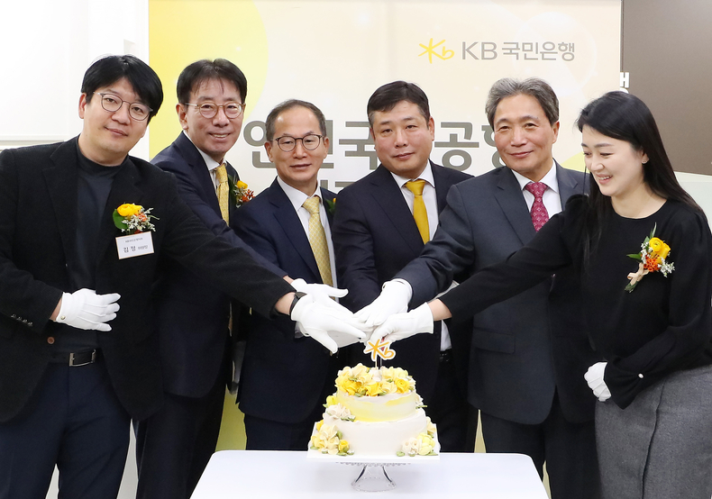 <strong>16일 인천 중구에 위치한 KB국민은행 인천국제공항(T2)점에서 진행된 KB국민은행 인천국제공항지점 개점식에서 이학재 인천국제공항공사 사장(좌측 5번째)과 양종희 KB금융그룹 회장(좌측 3번째), 이재근 KB국민은행장(좌측 2번째) 및 관계자들이 케이크 커팅식을 진행하고 있다. ⓒ타임즈</strong>