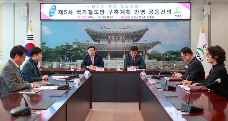 4. 이상일 용인특례시장(왼쪽에서 세번째)이 22일 광주시청에서 경강선 연장선의 제5차 국가철도망 구축계획 반영의 필요성을 강조하고 있다. ⓒ타임즈