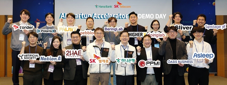 하나은행은 지난 23일 SK텔레콤과 인터콘티넨탈 서울 코엑스에서 AI 유망 스타트업을 위한 『AI Startup Accelerator 1기』 데모데이 행사를 개최했다고 밝혔다.<br>
행사에 참여한 정재욱 하나은행 디지털신사업본부 본부장(사진 왼쪽에서 다섯번째)과 강세원 SK텔레콤 ESG 추진 담당(사진 왼쪽에서 네번째)이 참여업체 대표들과 기념촬영을 하고 있다. ⓒ타임즈