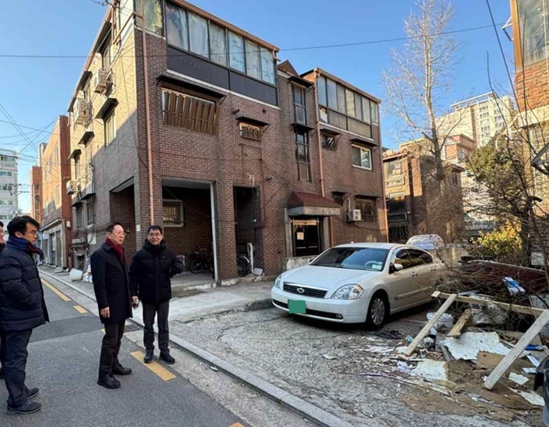 송파구청 직원들과 함께 현장 확인하는 김광철 운영위원장 (1) ⓒ타임즈