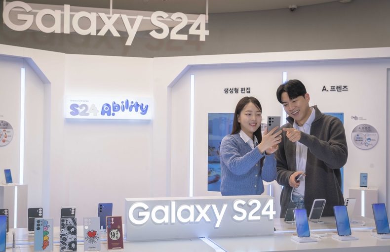 사진은 SKT 홍보모델이 홍대 ICT 복합 문화공간 T팩토리에 설치된 갤럭시S24체험존에서 갤럭시 S24를 소개하는 모습 1 ⓒ타임즈