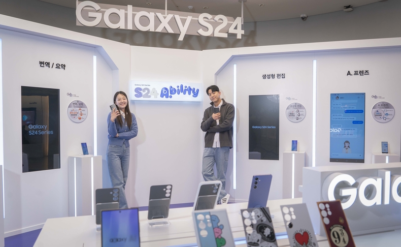 사진은 SKT 홍보모델이 홍대 ICT 복합 문화공간 T팩토리에 설치된 갤럭시S24체험존에서 갤럭시 S24를 소개하는 모습 2 ⓒ타임즈