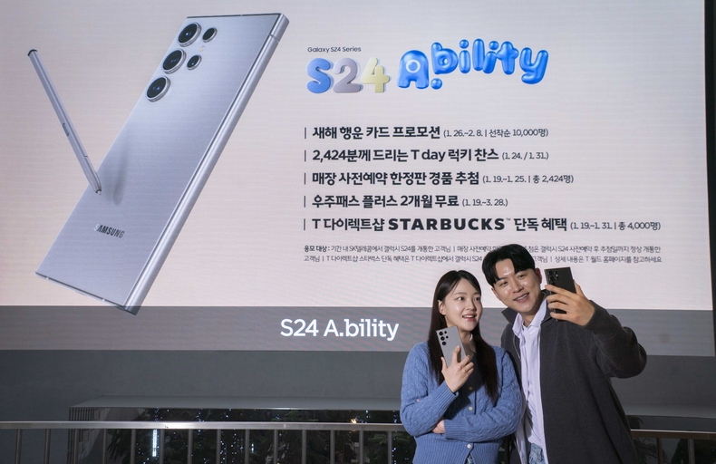 사진은 SKT 홍보모델이 홍대 ICT 복합 문화공간 T팩토리에 설치된 갤럭시S24체험존에서 갤럭시 S24를 소개하는 모습 3 ⓒ타임즈