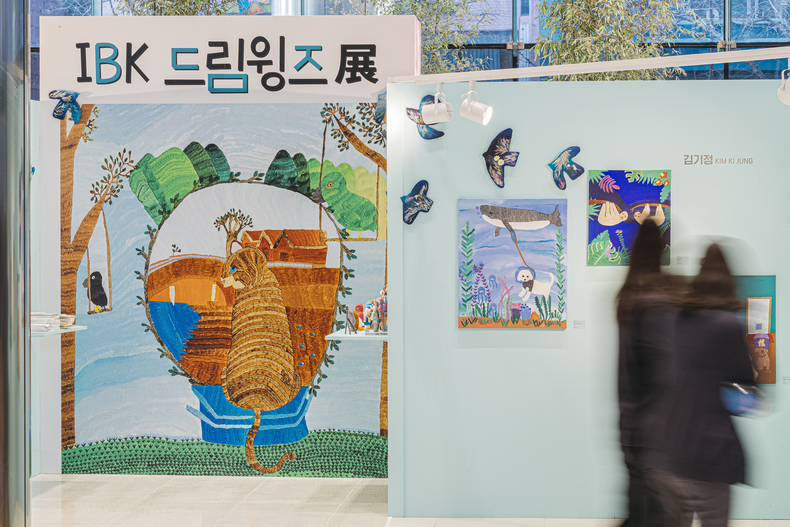 사진은 서울 을지로 기업은행 본점 로비에서 관람객들이 「IBK드림윙즈展」 작품들을 감상하고 있는 모습 ⓒ타임즈