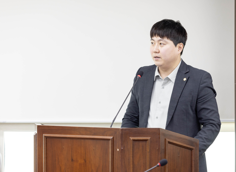 안산시 공공심야약국 지정 및 지원에 관한 조례안을 대표 발의한 최찬규 의원의 모습. ⓒ타임즈