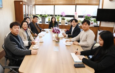사진1)화성시 소상공인 연합회와 김경희 의장, 단체사진 ⓒ타임즈