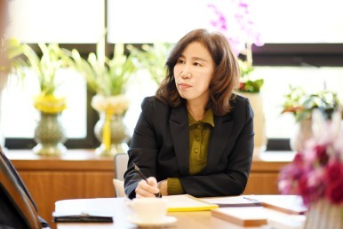 사진3)정책제안을 듣는 김경희 의장 ⓒ타임즈