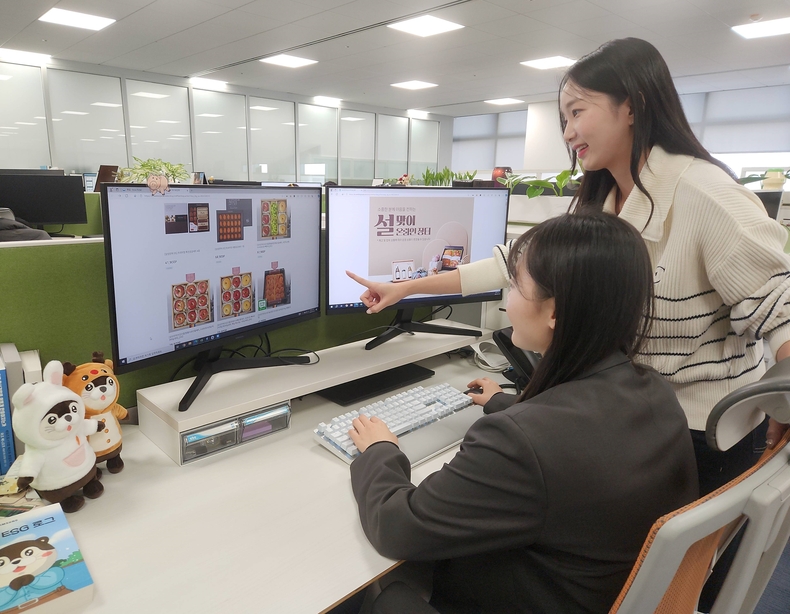 29일 삼성전자 직원들이 온라인 장터에서 상품을 구매하는 모습 1 ⓒ타임즈
