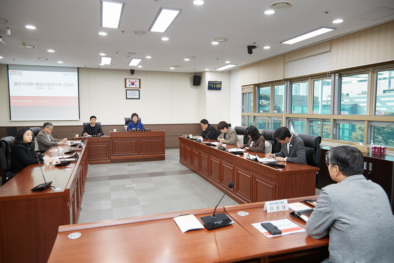 용인특례시의회 자치행정위원회, 용인시정연구원과 간담회 열어(2) ⓒ타임즈