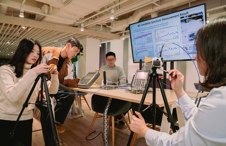 SK텔레콤과 경북대학교 연구진이 6G 후보 주파수 대역의 경로 손실, 건물 매질 투과 특성, 인체 차단 손실 등 전파특성을 종합적으로 실측하는 모습 4 ⓒ타임즈 