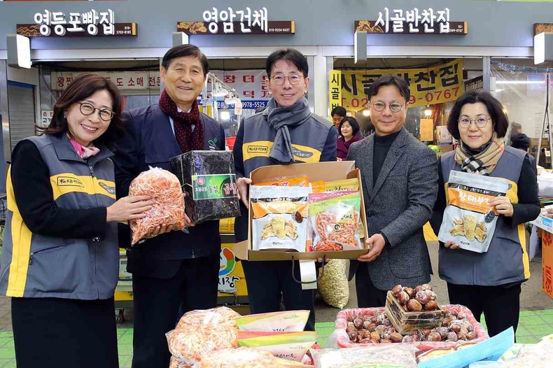(보도사진2)KB국민은행, ‘2024 설날맞이 전통시장 사랑나눔 행사’실시 ⓒ타임즈<br>
(사진설명2) 30일 서울시 영등포구 소재 영등포 전통시장에서 진행된 '2024 설날맞이 전통시장 사랑나눔 행사'에서 김태원 영등포시장 상인회장(우측에서 두 번째)과 전응림 희망친구 기아대책 부회장(좌측에서 두 번째), 이재근 KB국민은행장(가운데)이 기념사진을 촬영하고 있다.
