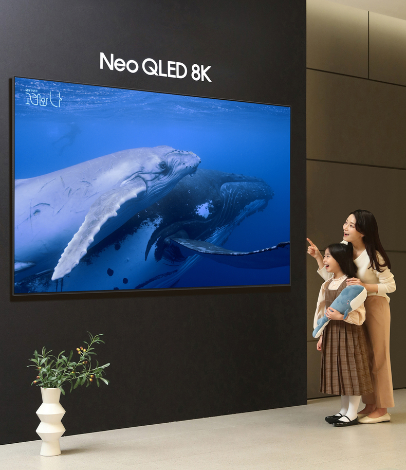삼성전자 모델이 삼성스토어 대치점에서 '8K 고래와 나' 이벤트를 소개하고 있다. '8K 고래와 나' 이벤트는 국내 최초 8K 수중 촬영으로 제작한 SBS 창사특집 다큐멘터리 '고래와 나'의 주요 장면을 Neo QLED 8K로 감상할 수 있는 체험형 프로그램이다. 3 ⓒ타임즈 