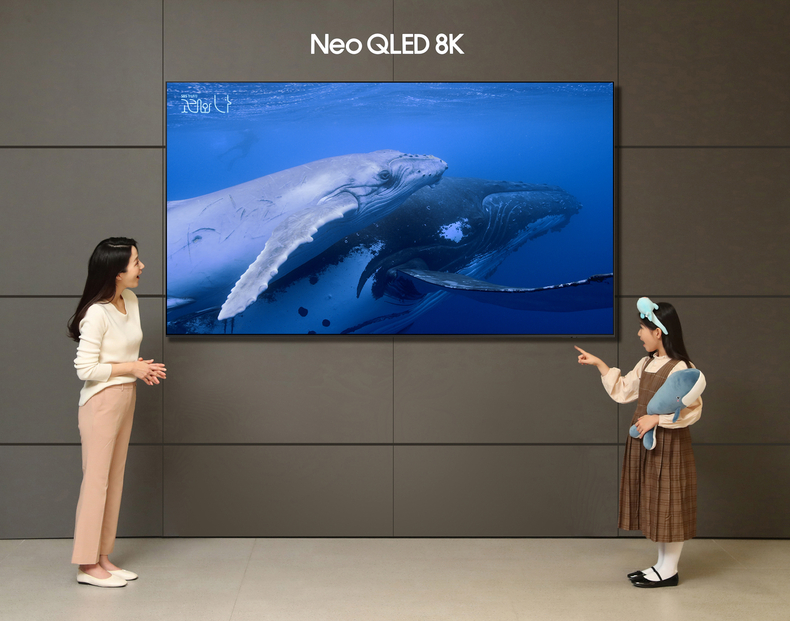 삼성전자 모델이 삼성스토어 대치점에서 '8K 고래와 나' 이벤트를 소개하고 있다. '8K 고래와 나' 이벤트는 국내 최초 8K 수중 촬영으로 제작한 SBS 창사특집 다큐멘터리 '고래와 나'의 주요 장면을 Neo QLED 8K로 감상할 수 있는 체험형 프로그램이다. 4 ⓒ타임즈 