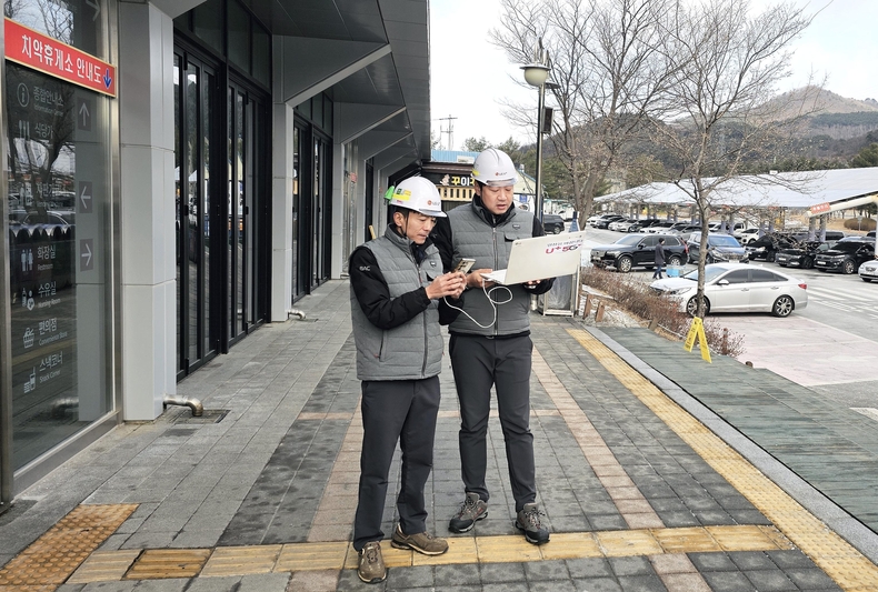 설 연휴를 앞두고 이동통신 통화량 및 데이터 트래픽 급증에 대비해 네트워크 최적화, 24시간 종합상황실 운영 등 '연휴 특별 소통 대책'을 수립하고 비상운영체계에 돌입한다고 4일 밝혔다. LG유플러스 NW부문 중부인프라담당 원주운영팀이 설 연휴를 앞두고 통화량 및 데이터 트래픽 급증에 대비해 강원 치악휴게소에서 통화 품질을 측정하고, 이를 기반으로 최적화 작업을 진행하고 있다. ⓒ타임즈