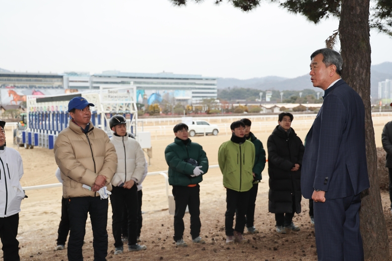 경마 출발대 점검 및 임직원 안전 당부하는 정기환 회장 ⓒ타임즈