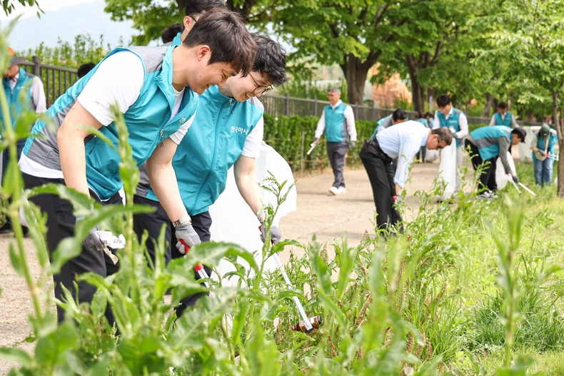 한국마사회 탄소중립 노력_사진은 임직원 환정정화 활동 ⓒ타임즈