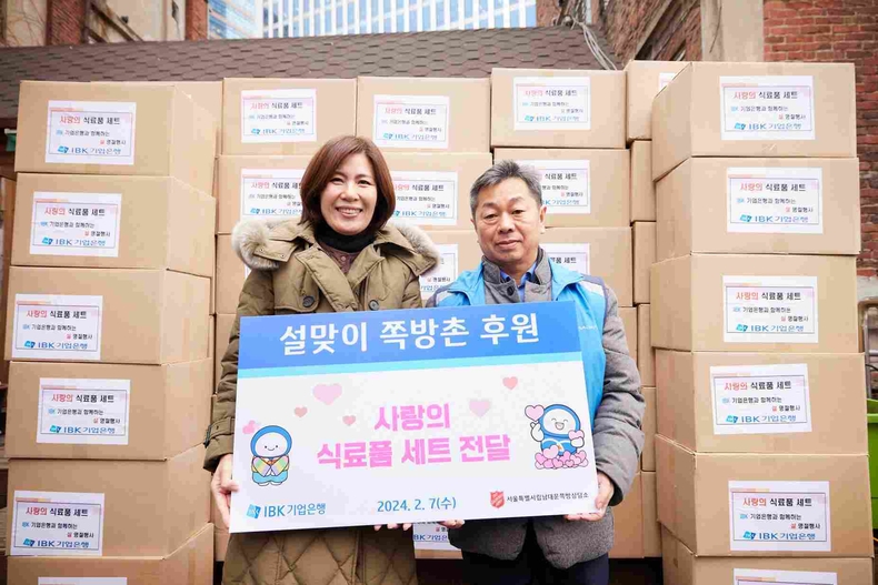 남대문 쪽방촌 식료품 전달 ⓒ타임즈<br>
<사진은 지난 7일 서울 남대문 쪽방상담소에서 기업은행 직원과 쪽방상담소 관계자가 기념촬영을 하고 있는 모습>