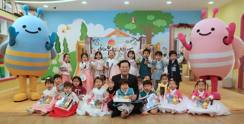지난 8일 조병규 우리은행장이 설날을 맞아 본점 어린이집을 방문, 원아들에게 덕담과 함께 위비프렌즈 굿즈, 세뱃돈을 선물하고 기념사진을 촬영하고 있다. ⓒ타임즈 