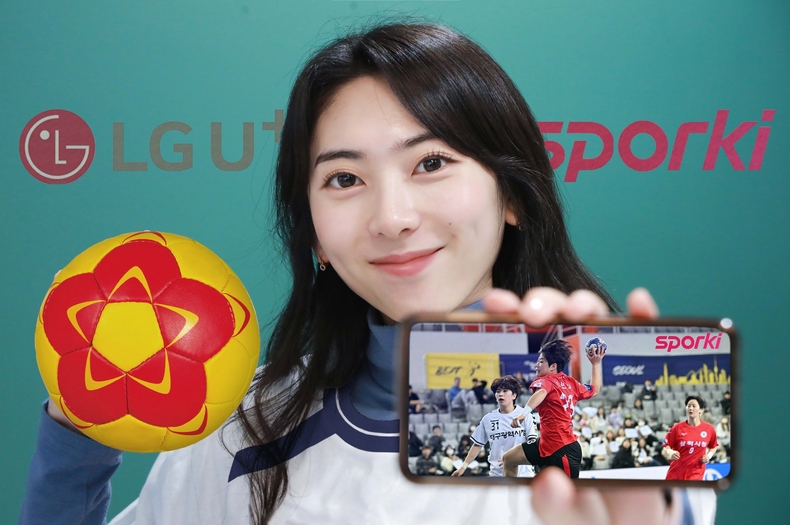 LG유플러스의 통합 스포츠 커뮤니티 플랫폼인 ‘스포키’가 스포츠 팬 고객의 경험을 혁신하기 위해 야구·농구·배구에 이어 국내 핸드볼 리그 생중계 서비스를 시작했다고 13일 밝혔다. 사진은 LG유플러스 임직원이 스포키에서 H리그 중계를 소개하는 모습. ⓒ타임즈 