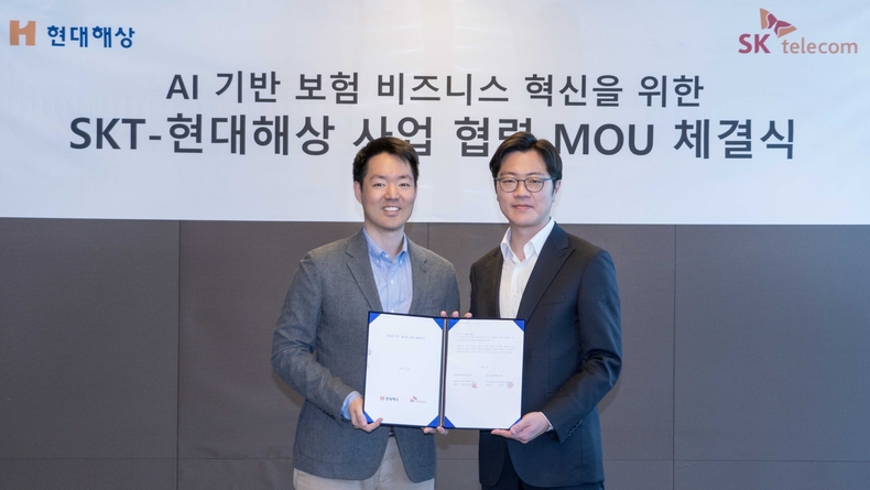 SKT 유경상 CSO(오른쪽)와 현대해상 정경선 CSO가 협약식을 마치고 기념 촬영하는 모습 1 