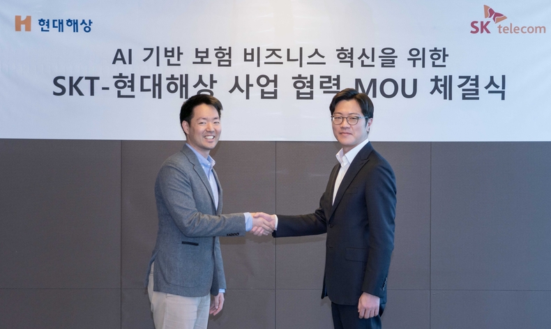SKT 유경상 CSO(오른쪽)와 현대해상 정경선 CSO가 협약식을 마치고 기념 촬영하는 모습 2 