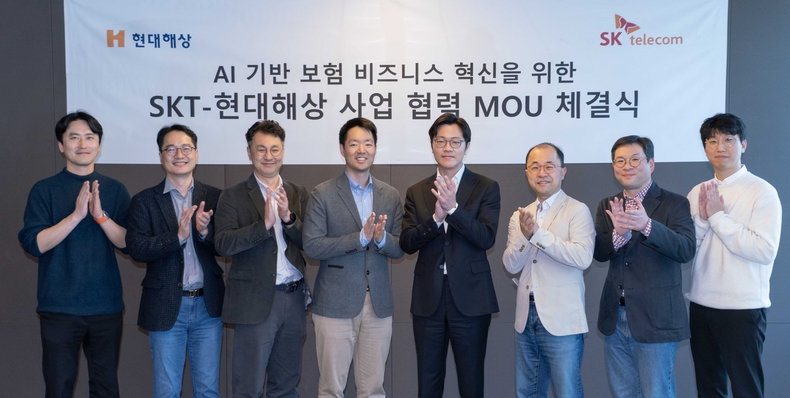 SKT와 현대해상 관계자들이 협약식을 마치고 기념 촬영하는 모습 ⓒ타임즈 