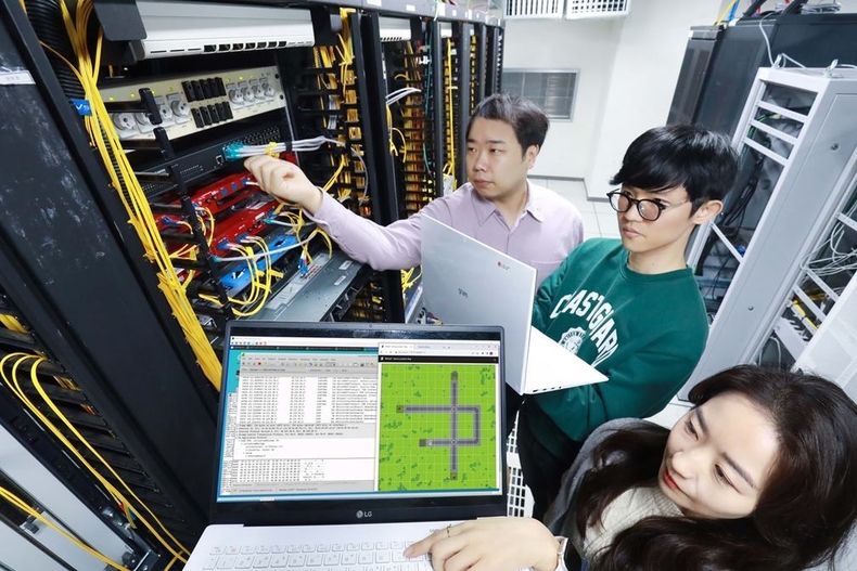LG유플러스는 통신장비 제조업체인 에릭슨엘지와 손잡고 차세대소프트웨어 플랫폼 기술 검증을 완료하고 이를 활용해 5G 생태계 조성에 앞장선다고 15일 밝혔다. 사진은 LG유플러스임직원들이 API 형태로 구성한 5G 네트워크를 활용해 시연하는모습. ⓒ타임즈 
