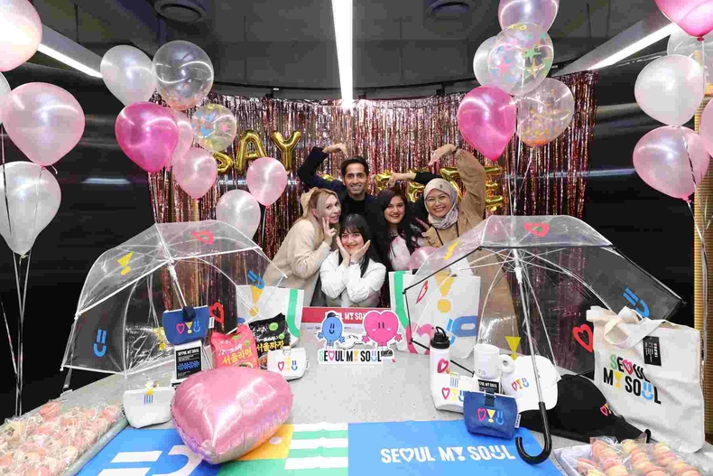 (사진2) 2024 글로벌서울메이트 발대식에 참석한 외국인 인플루언서들이 Seoul My Seoul 포토존에서 서울 굿즈를 체험하고 있다. ⓒ타임즈