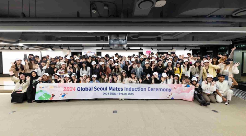 (사진3) 2024 글로벌서울메이트 발대식 참석자들이 서울 굿즈 모자를 다함께 착용하고 단체사진을 찍고 있다. ⓒ타임즈