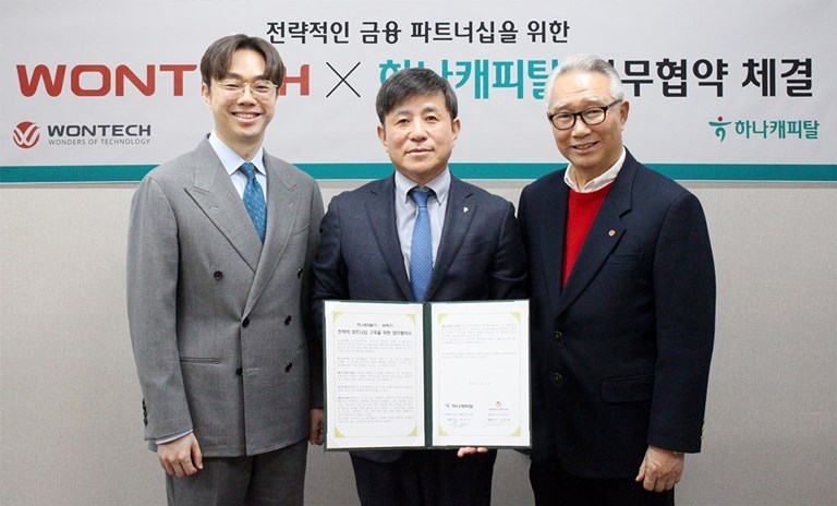 하나캐피탈(대표이사 박승오)은 지난 19일 원텍(주) 판교R&D센터에서 원텍(각자대표 김종원, 김정현)과 금융서비스 제공 및 유기적 협력체계 구축을 위한 업무협약(MOU)을 체결했다. 협약식에 참석한 박승오 하나캐피탈 대표이사(사진 왼쪽에서 두번째), 김정현 원텍 대표이사(사진 왼쪽에서 첫번째), 김종원 원텍 대표이사(사진 왼쪽에서 세번째)가 기념 촬영을 하고 있다 ⓒ타임즈 