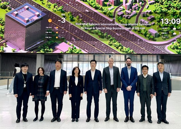 HD현대중공업 주원호 특수선사업대표(왼쪽 다섯 번째)와 밥콕 미션시스템 사업 닐 마이젤 최고기업업무책임자(오른쪽 네 번째) 등 양사 관계자들이 최근 경기도 성남의 HD현대 글로벌R&D센터에서 협력 방안을 논의했다. ⓒ타임즈 