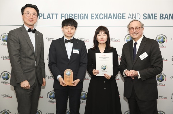 하나은행(은행장 이승열)은 미국 글로벌 금융∙경제 전문지 ‘글로벌파이낸스’가 선정하는 ‘2024 대한민국 최우수 외국환 은행상 (Best Foreign Exchange Provider in Korea 2024)'을 수상했다. 시상식에 참석한 신경연 하나은행 런던지점 팀장(맨 왼쪽)과 하나은행 직원들이 조셉 히라푸토 (Joseph D. Giarraputo) 글로벌파이낸스지 발행인 겸 대표 (사진 맨 오른쪽)와 기념 촬영을 하고 있다. ⓒ타임즈