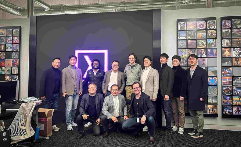 SKT AI DC 본격 진출_02 ⓒ타임즈<br>
사진 2. SK텔레콤은 AI DC 사업 본격 추진을 위한 첫 번째 글로벌 행보로 그래픽 처리장치의 안정적 확보를 위해 글로벌 AI 클라우드 서비스 사업자 람다에 투자를 진행했다고 21일 밝혔다. 사진은 지난 1월 람다의 산호세 본사에서 SKT 유영상 사장(사진 뒷줄 왼쪽서 4번째)과 람다 창업자 겸 CEO 스티븐 발라반(뒷줄 왼쪽서 5번째) 등 양사 주요 관계자들이 협력 방안 논의 후 기념사진을 찍었다.