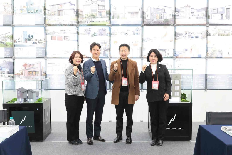 사진1 설명: 안산시의회 의원들이 지난 23일 일산 킨텍스에서 열린 2024 코리아 빌드 위크를 참관했다. 사진은 이날 의원들이 안산 참여 기업 부스를 방문한 모습으로 맨 왼쪽부터 김유숙 의원 기업 대표 송바우나 의장 황은화 문화복지부위원장. ⓒ타임즈