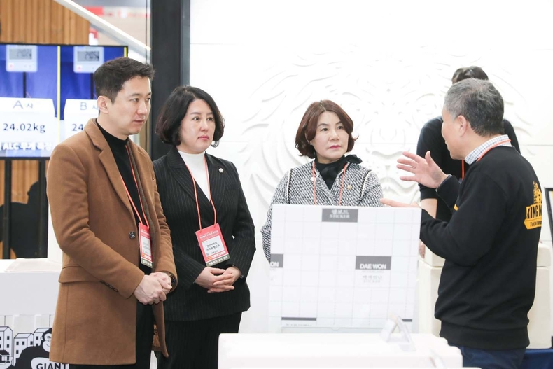 사진2 설명: 안산시의회 의원들이 지난 23일 일산 킨텍스에서 열린 2024 코리아 빌드 위크를 참관했다. 사진은 전시회에 참여한 기업 관계자로부터 관련 제품에 대해 설명을 듣고 있는 송바우나 의장(사진 왼쪽)과 황은화 문화복지부위원장(왼쪽에서 두번째) 김유숙 의원(왼쪽에서 세번째)의 모습. ⓒ타임즈