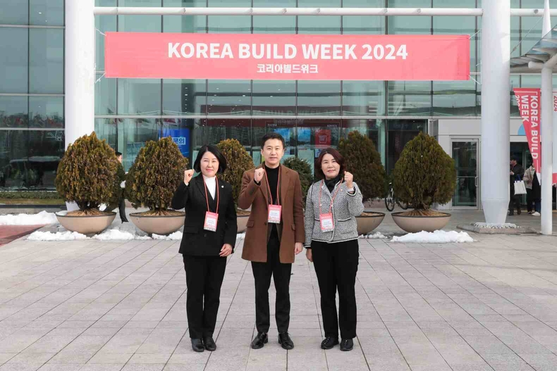 사진3 설명: 안산시의회 의원들이 지난 23일 일산 킨텍스에서 열린 2024 코리아 빌드 위크를 참관했다. 사진 왼쪽부터 황은화 문화복지부위원장 송바우나 의장 김유숙 의원의 모습. ⓒ타임즈