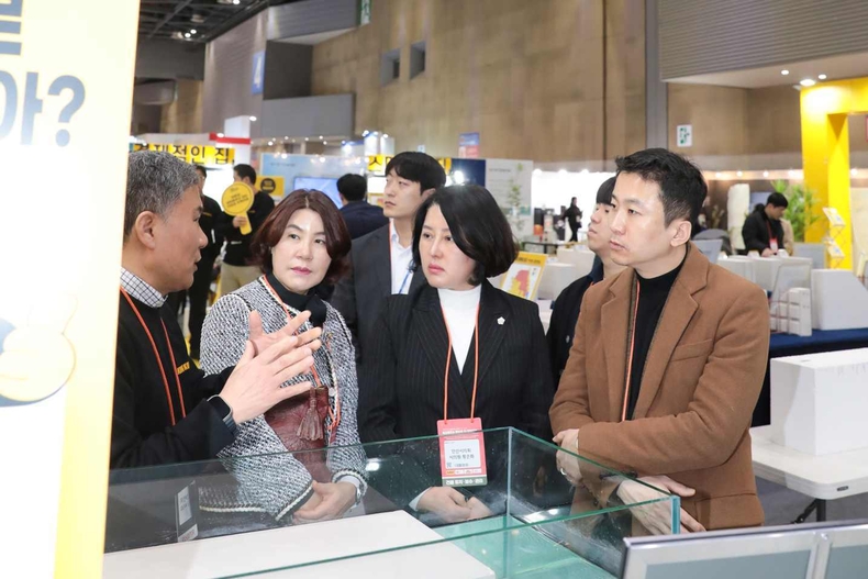 사진4 설명: 안산시의회 의원들이 지난 23일 일산 킨텍스에서 열린 2024 코리아 빌드 위크를 참관했다. 이날 현장에서 송바우나 의장(사진 오른쪽)과 황은화 문화복지부위원장(가운데) 김유숙 의원(왼쪽)이 기업 관계자의 설명을 주의 깊게 듣고 있다. ⓒ타임즈