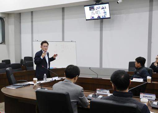 한전KPS 이성규 상임감사(사진 맨왼쪽)가 강력한 윤리경영 및 내부 통제 구현을 위해 본사 대회의실에서 고위직 대상 청렴·윤리·내부 통제 공감교육을 시행하고 있다. ⓒ타임즈 