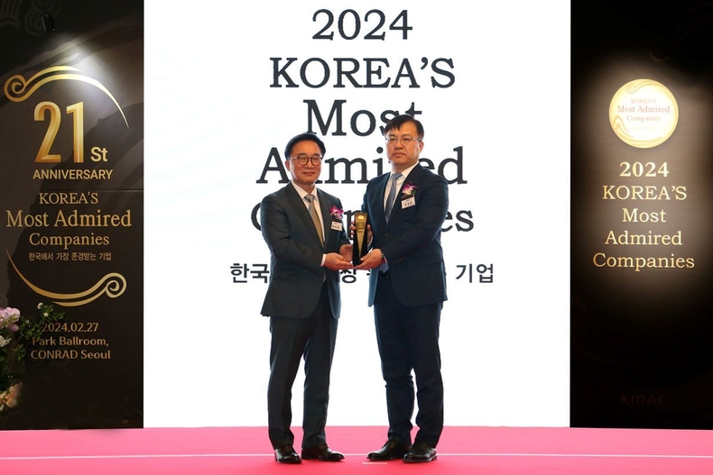 한국에서 가장 존경받는 기업 사진 ⓒ타임즈<br>
사진설명 : 서울 여의도 소재 콘래드 호텔에서 개최된 '2024 한국에서 가장 존경 받는 기업' 인증식에서 신한은행 ESG본부 조정훈 본부장(오른쪽)이 한국능률협회컨설팅 한수희 대표이사와 기념 촬영하는 모습 