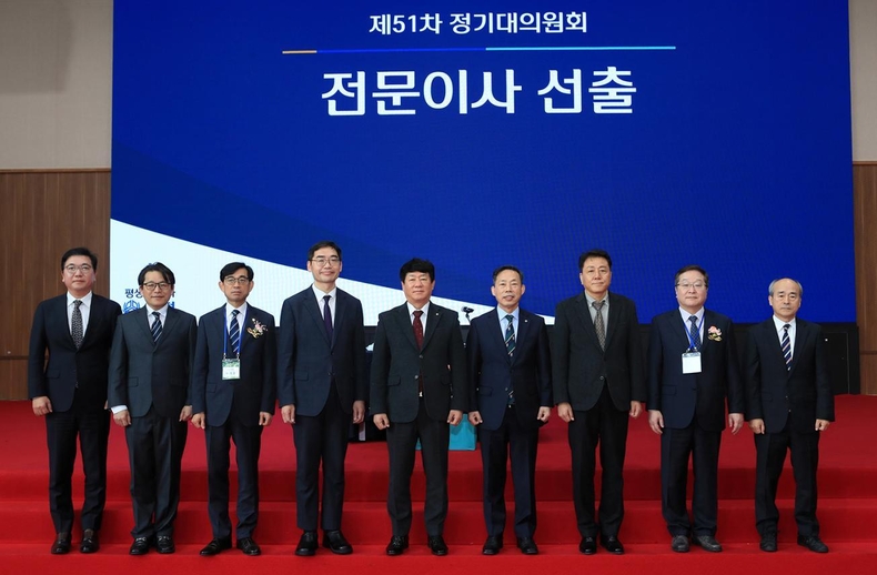 사진 2. 신협중앙회가 27일(수) 제51차 정기대의원회에서 신용·공제사업대표이사와 검사·감독이사를 비롯한 7명의 전문이사를 선임했다. ⓒ타임즈<br>
사진 2. (좌측부터) 김경수 전문이사(감사위원), 이원준 전문이사, 이희준 검사감독이사, 손성은 신용공제사업대표이사, 김윤식 신협중앙회장, 김철수 선거관리위원회 위원장, 김상현 전문이사(감사위원), 명순구 전문이사, 정두화 전문이사