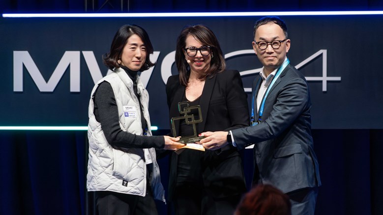 SK텔레콤이 세계적 권위의 'GSMA 글로벌 모바일 어워드(GSMA Global Mobile Awards, 이하 GLOMO) 2024'에서 AI기반 시각보조 음성 안내 서비스 ‘설리번파인더’, AI 클라우드 관리 플랫폼 ‘클라우드 레이다(Cloud Radar)’가 수상에 성공했다고 29일(바르셀로나 현지시간) 밝혔다. 엄종환 SKT ESG혁신 담당(왼쪽 세번째)과 조수원 투아트 대표(왼쪽 첫번째)가 GLOMO2024에서 AI기반 시각보조 음성 안내 서비스 ‘설리번파인더’로 수상하고 있다. ⓒ타임즈