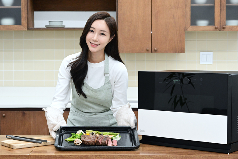 LG전자가 10가지 조리 기능을 한 대의 제품으로 편리하게 이용할 수 있는 ‘디오스 오브제컬렉션 광파오븐’을 8일 출시했다. 모델이 최근 미식가들로부터 큰 관심을 받는 수비드(sous vide) 조리를 누구나 손쉽게 하도록 '에어수비드' 기능을 탑재한 신제품을 소개하고 있다. ⓒ타임즈