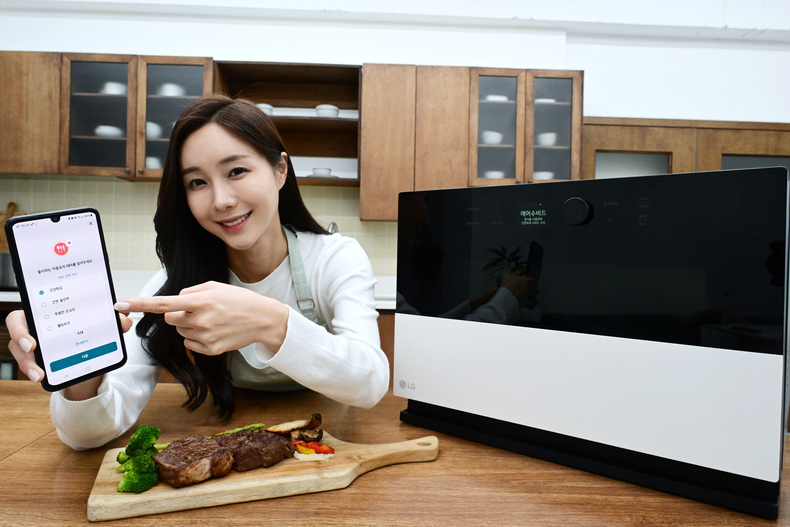 LG전자가 ‘에어수비드’를 비롯한 10가지 조리 기능을 한 대의 제품으로 편리하게 이용할 수 있는 ‘디오스 오브제컬렉션 광파오븐’을 8일 출시했다. 모델이 구매하는 순간부터 사용하는 내내 고객 각자의 취향과 라이프스타일에 맞게 제품과 서비스가 맞춰지는 UP가전 2.0을 적용한 신제품을 소개하고 있다. ⓒ타임즈