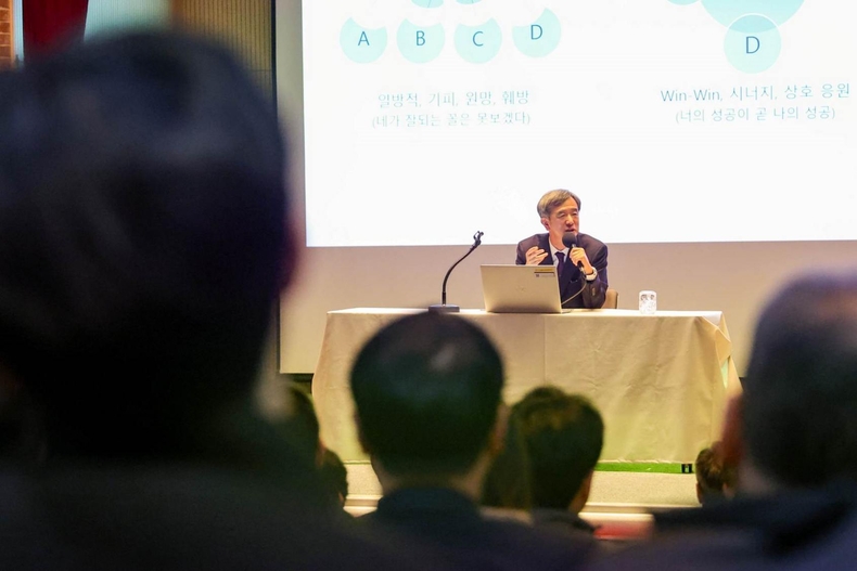 (사진)비전가치의날 토크콘서트 진행하는 한국마사회 정기환 회장(1) ⓒ타임즈