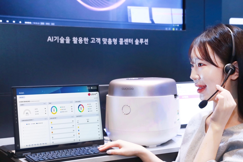 LG유플러스는 쿠쿠전자와 쿠쿠홈시스의 콜센터에 스마트 고객상담 솔루션인 ‘AI콜봇’을 제공했다고 12일 밝혔다. 사진은 쿠쿠전자 제품과 함께 AI콜봇을 소개하는 LG유플러스 모델의 모습. ⓒ타임즈 
