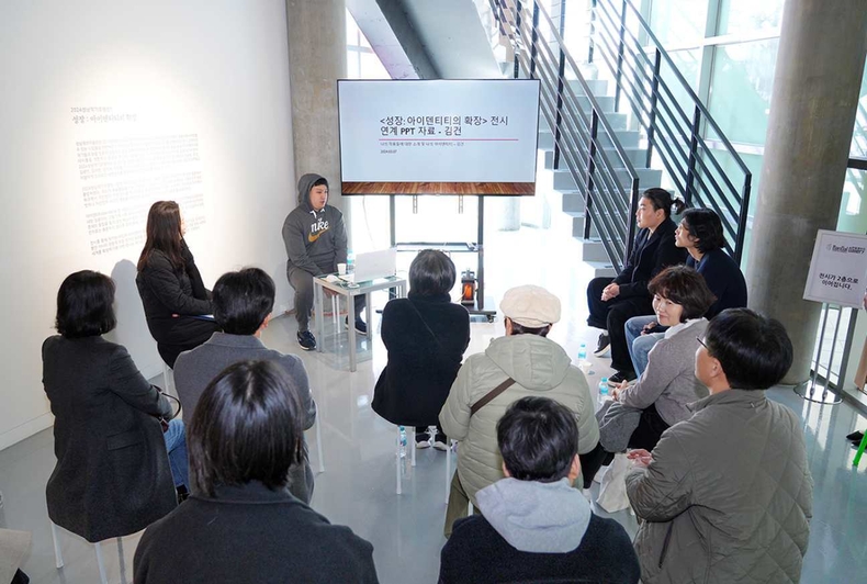 성남아트센터 큐브미술관 반달갤러리에서 2024 성남작가조명전 전시작가와 시민 20여 명이 함께하는 ‘큐레이터와의 대화’를 진행(1) ⓒ타임즈